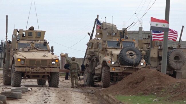 Военный конвой США в районе города Эль-Камышлы в Сирии