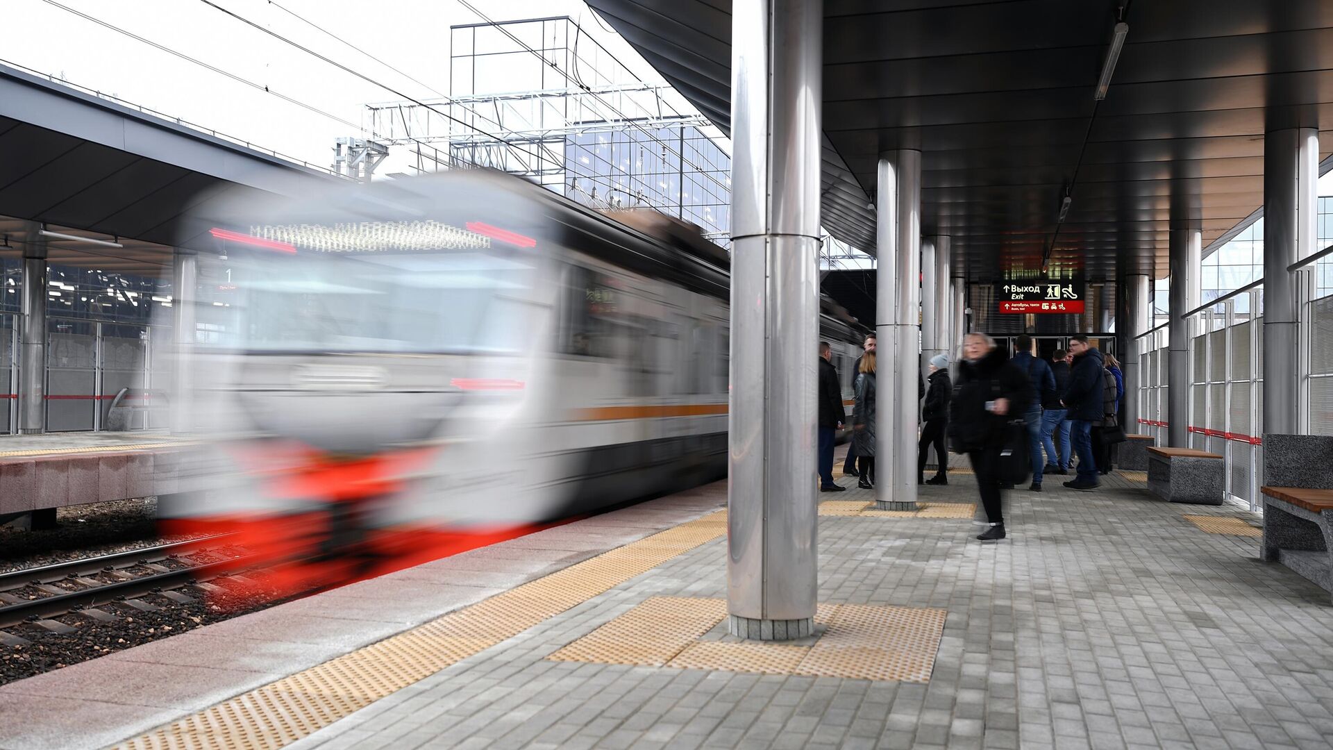 Пассажиры на открытии пересадочного узла Московского центрального диаметра на станции Победа Киевского направления - РИА Новости, 1920, 27.12.2021