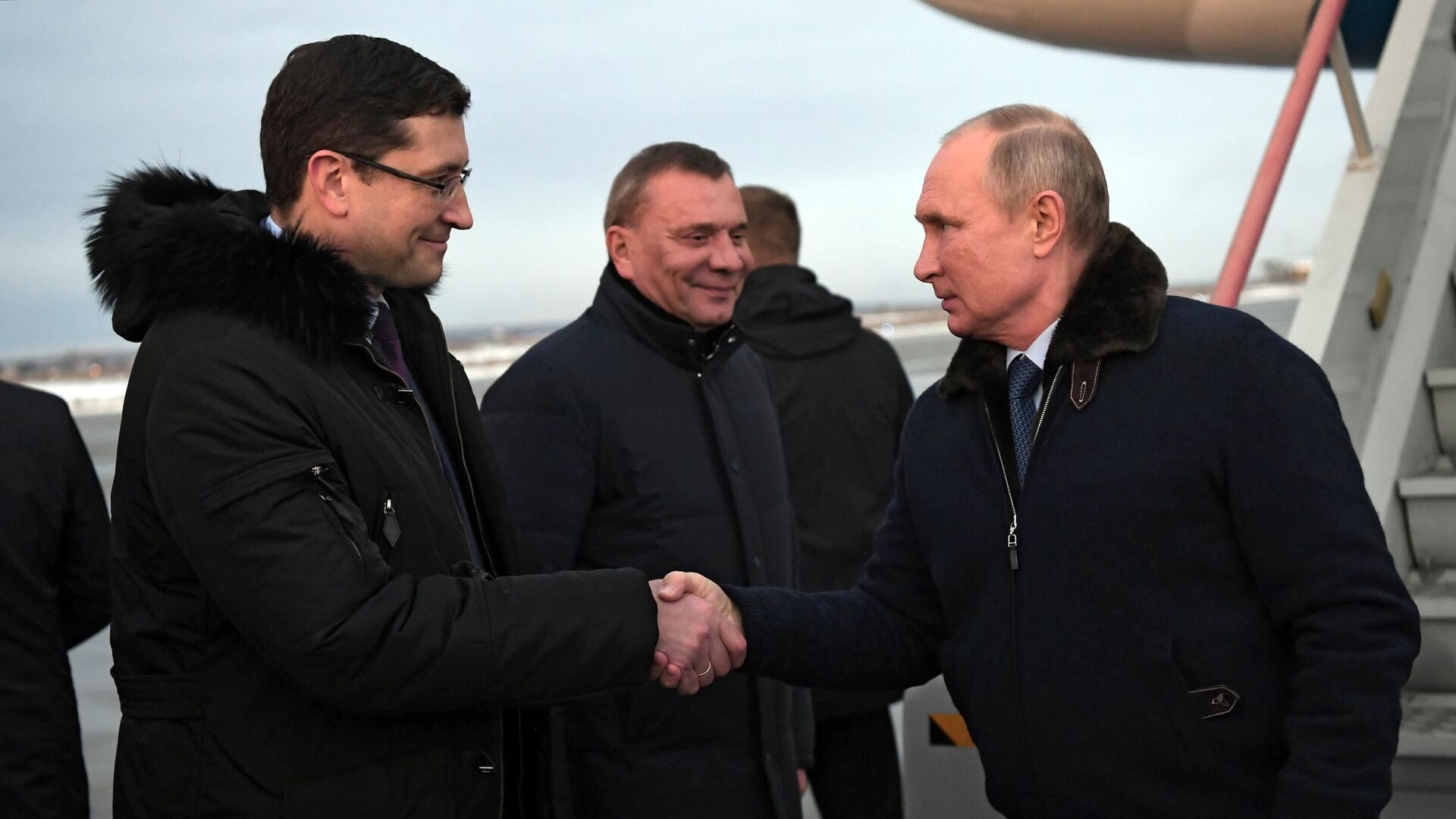 Президент РФ Владимир Путин, заместитель председателя правительства РФ Юрий Борисов и губернатор Нижегородской области Глеб Никитин во время встречи в аэропорту Сарова - РИА Новости, 1920, 26.11.2020