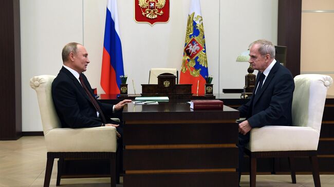 Президент РФ Владимир Путин и председатель Конституционного суда РФ Валерий Зорькин