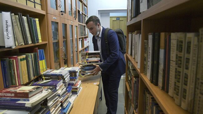Выпускник школы в библиотеке