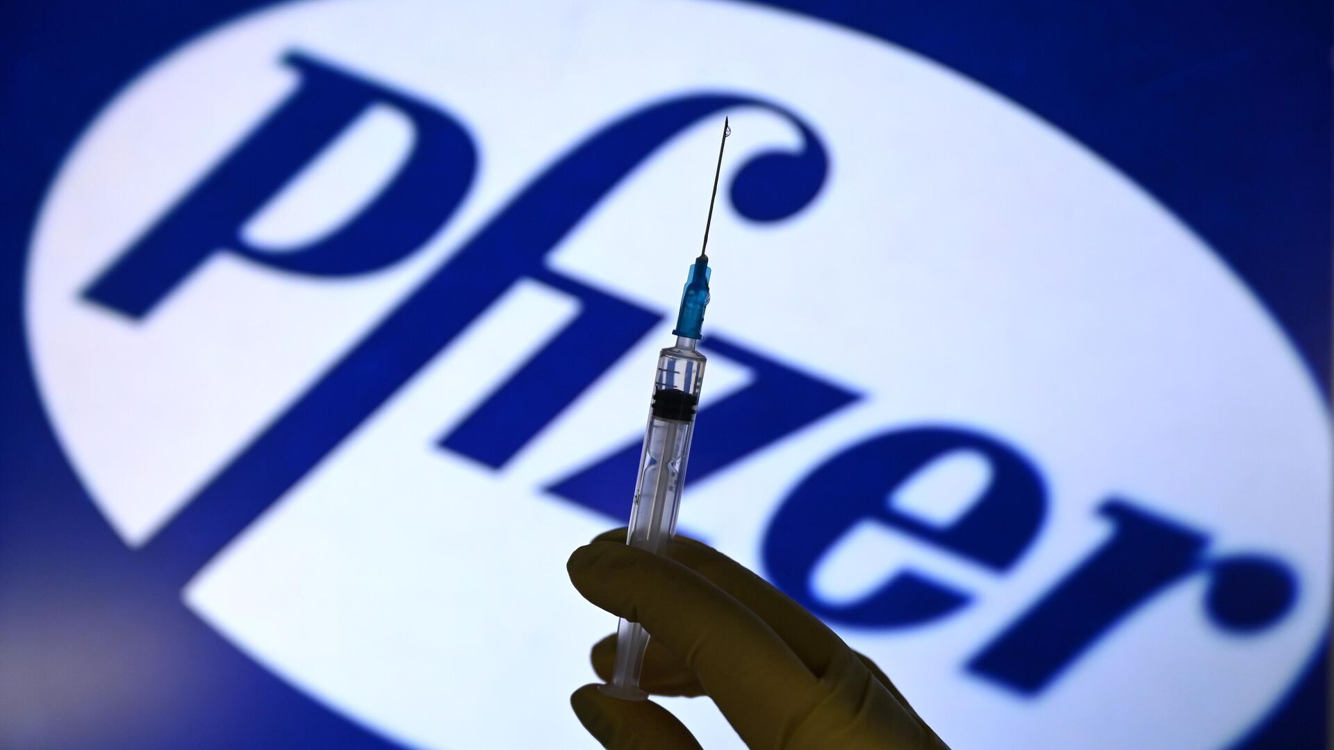 Шприц на фоне логотипа Pfizer - РИА Новости, 1920, 26.09.2021