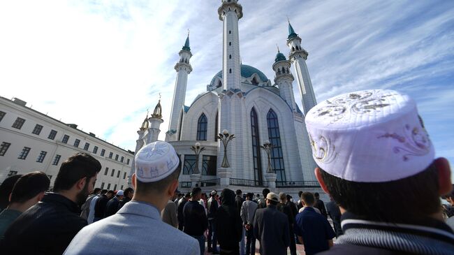Верующие в Татарстане перед мечетью