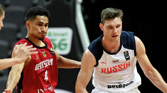 Russia's Ivan Ukhov (R) fights for the ball with Germany's Maodo Lo  during the FIBA Men’s Olympic Qualifying Tournament match between Russial and Germany, on July 1, 2021, in Split. (Photo by Denis LOVROVIC / AFP)