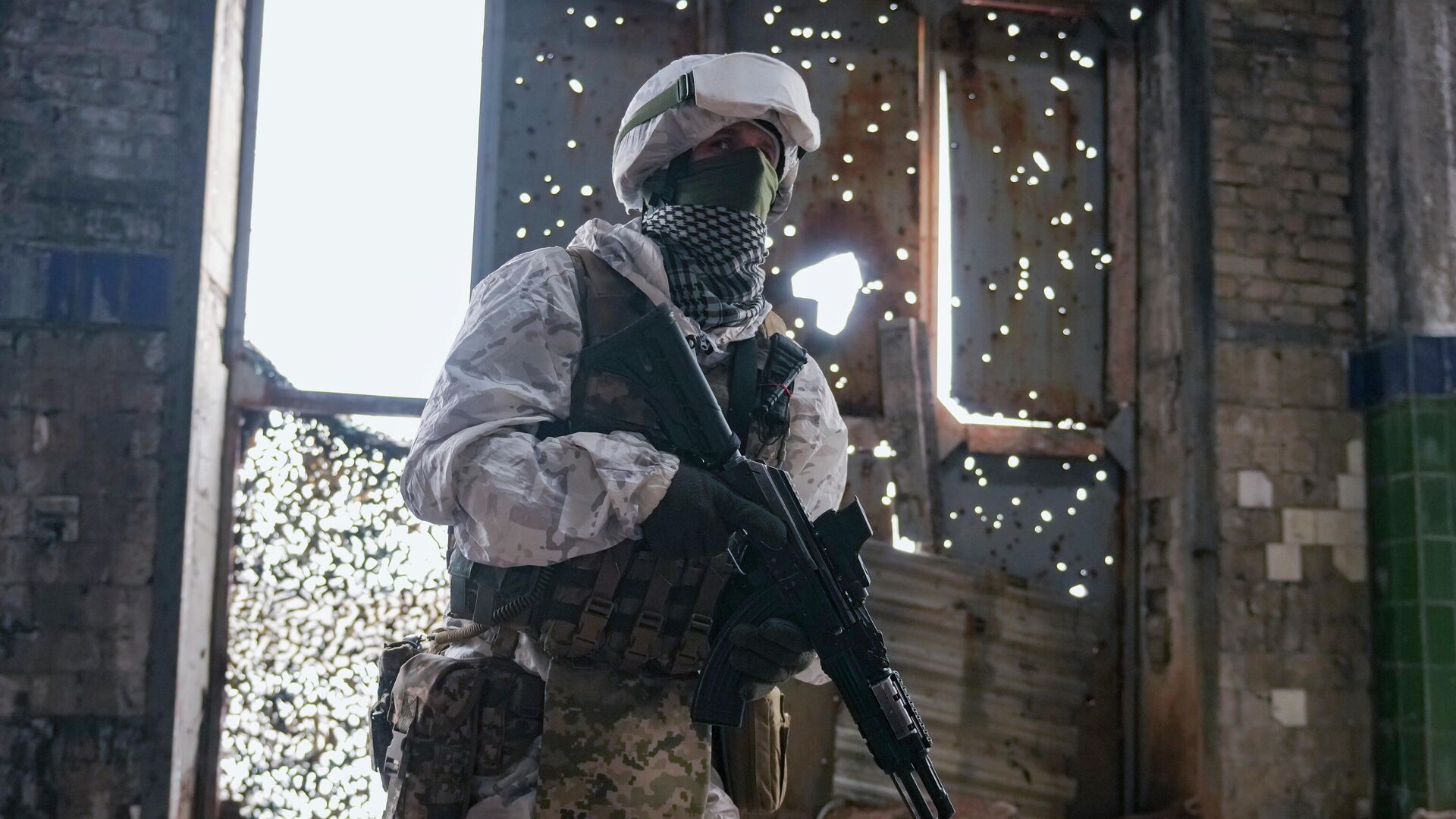 Украинский военнослужащий в разрушенном промышленном комплексе на передовой позиции под Авдеевкой - РИА Новости, 1920, 11.02.2022