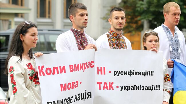 Участники акции у здания Конституционного суда в Киеве, где обсуждается закон о мове. Участники акции у здания Конституционного суда в Киеве, где обсуждается закон о мове.