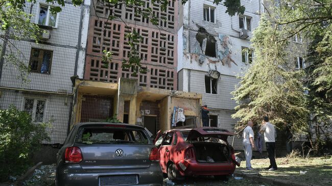 Поврежденные автомобили и жилой дом после обстрелов украинскими войсками в Петровском районе Донецка