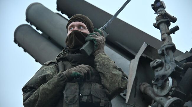 Военнослужащий расчета реактивной системы залпового огня (РСЗО) Ураган шестой армии Западной группировки войск РФ в Харьковской области