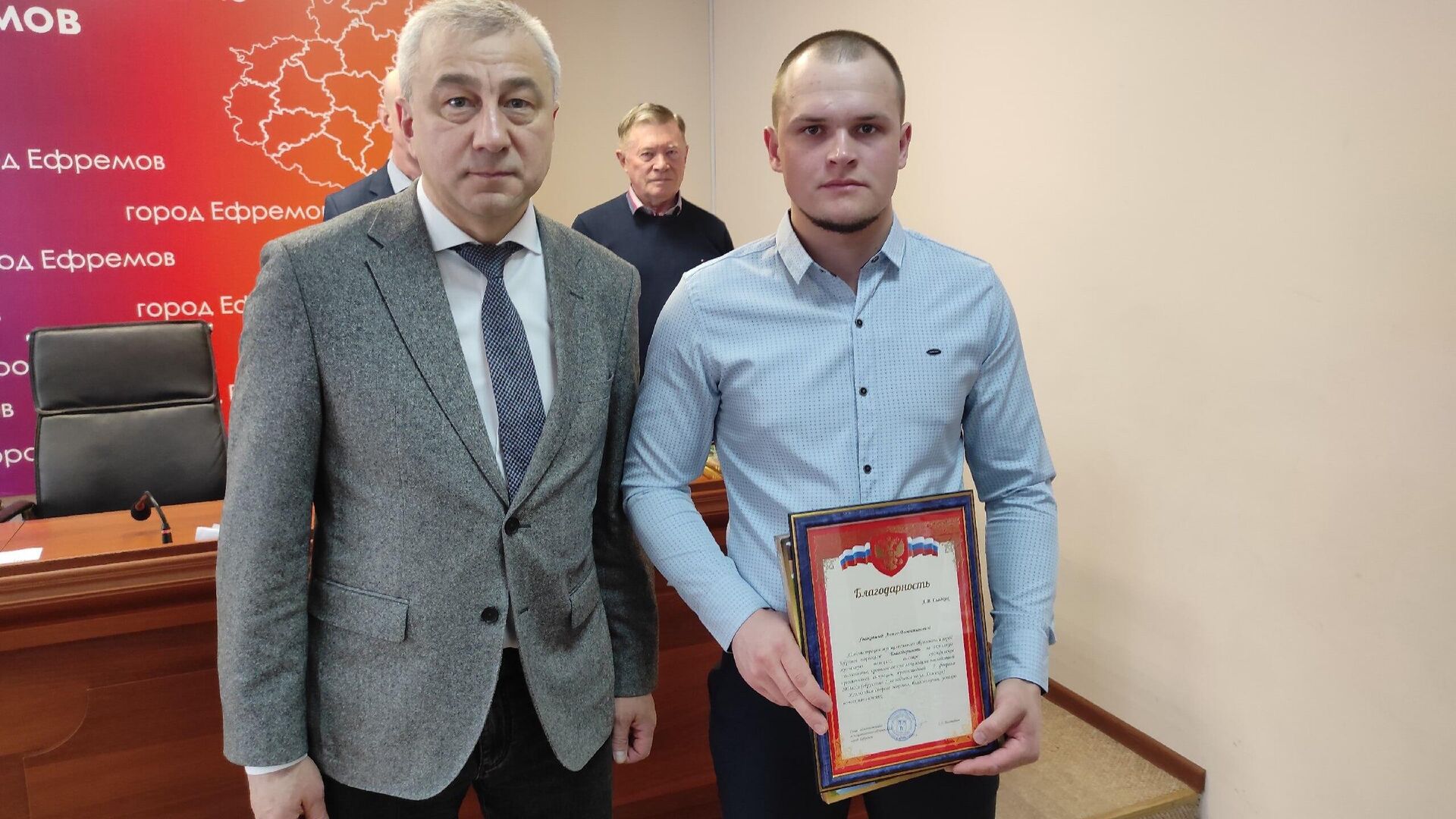 Власти города Ефремова в Тульской области наградили мужчин, которые первыми начали помогать пострадавшим после взрыва бытового газа в пятиэтажном доме Власти города Ефремова в Тульской области наградили мужчин, которые первыми начали помогать пострадавшим после взрыва бытового газа в пятиэтажном доме - РИА Новости, 1920, 03.04.2023