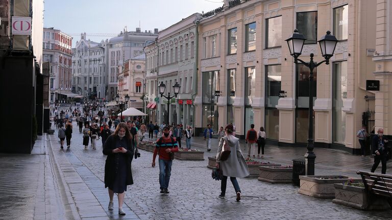 Прохожие на улице Кузнецкий мост в Москве