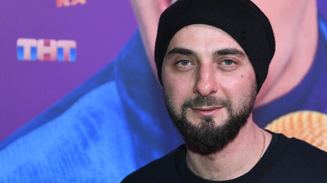 Актер Демис Карибидис на премьере музыкального шоу Конфетка в кинотеатре Москва. Проект, созданный продакшн-компанией ВайТ Медиа, соберёт на телеканале ТНТ непрофессиональных музыкантов, чьи произведения знакомые пока только интернет-аудитории.