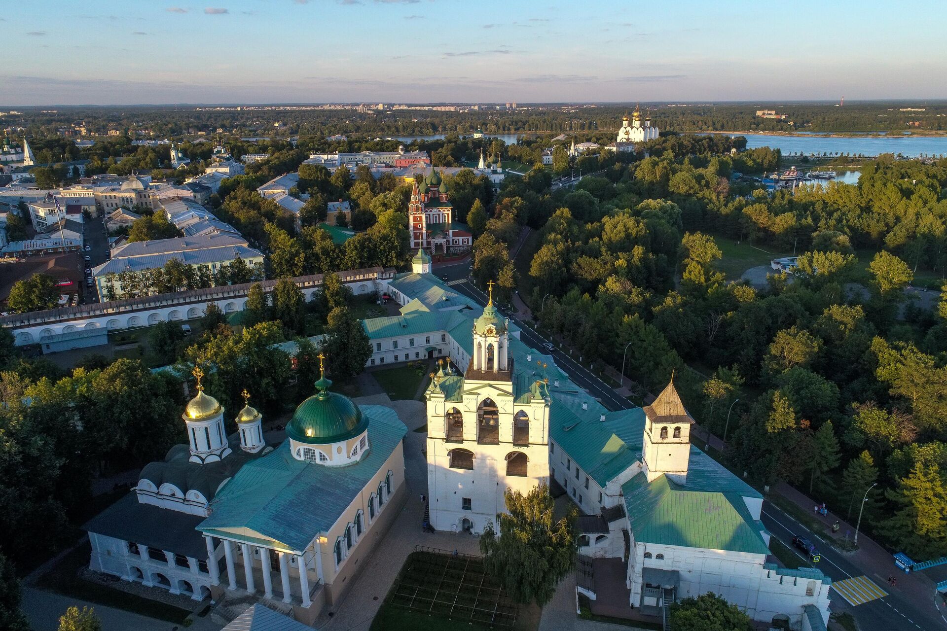 Звонница Спасо-Преображенского монастыря и преображенский собор XVI века на территории Ярославского кремля Звонница Спасо-Преображенского монастыря и преображенский собор XVI века на территории Ярославского кремля - РИА Новости, 1920, 24.11.2023