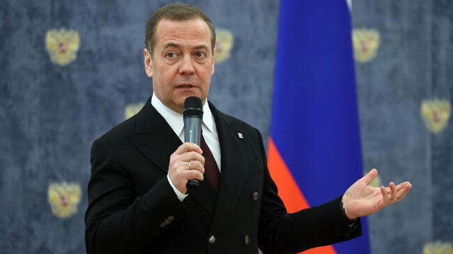 Заместитель председателя Совета безопасности РФ Дмитрий Медведев во время встречи со школьниками и студентами, приуроченной ко Дню Конституции России. 11 декабря 2023