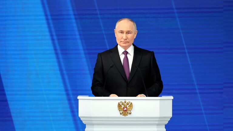 Президент РФ Владимир Путин выступает с ежегодным посланием Федеральному собранию