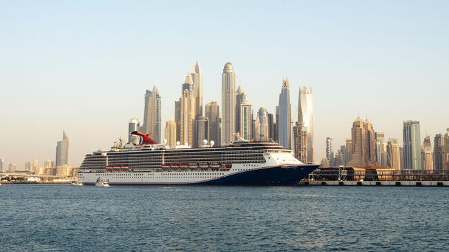 Круизный лайнер Carnival Spirit в порту Дубая