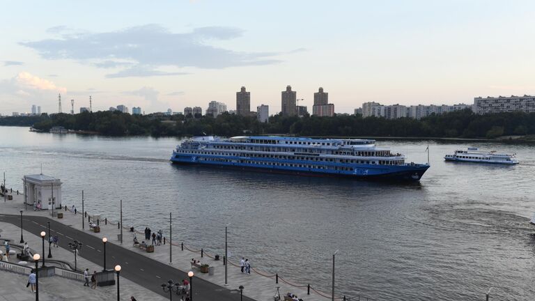 Теплоход возле набережной Северного речного вокзала в Москве Теплоход возле набережной Северного речного вокзала в Москве