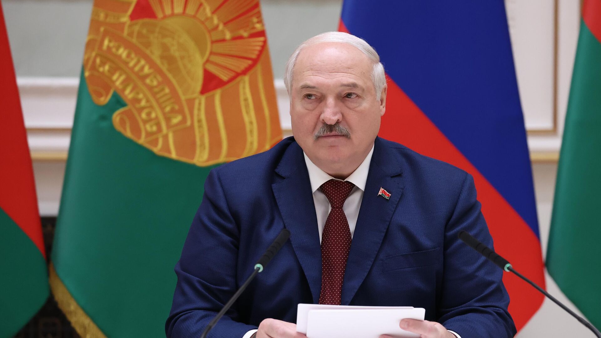 Президент Белоруссии Александр Лукашенко во время совместного с президентом РФ Владимиром Путиным заявления для прессы по итогам на российско-белорусских переговоров - РИА Новости, 1920, 19.10.2024