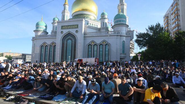 Верующие на празднике Курбан-байрам у Московской соборной мечети