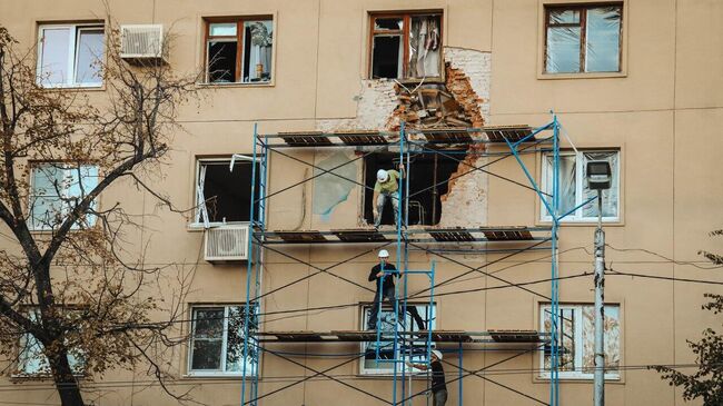 Ликвидация последствий атаки беспилотника на жилой дом в Курске