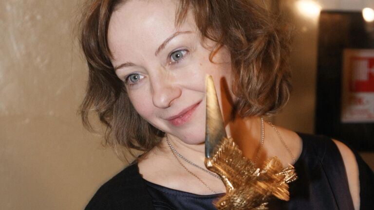 Актриса Евгения Добровольская - лауреат премии Золотой орел в номинации Лучшая женская роль Актриса Евгения Добровольская - лауреат премии Золотой орел в номинации Лучшая женская роль