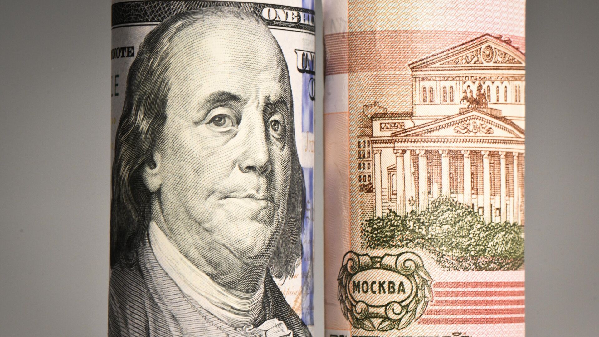 Денежные купюры Банка России и долларов США - РИА Новости, 1920, 31.05.2025