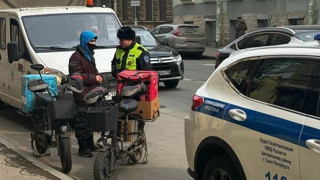 Проверка курьеров на электровелосипедах в Петербурге