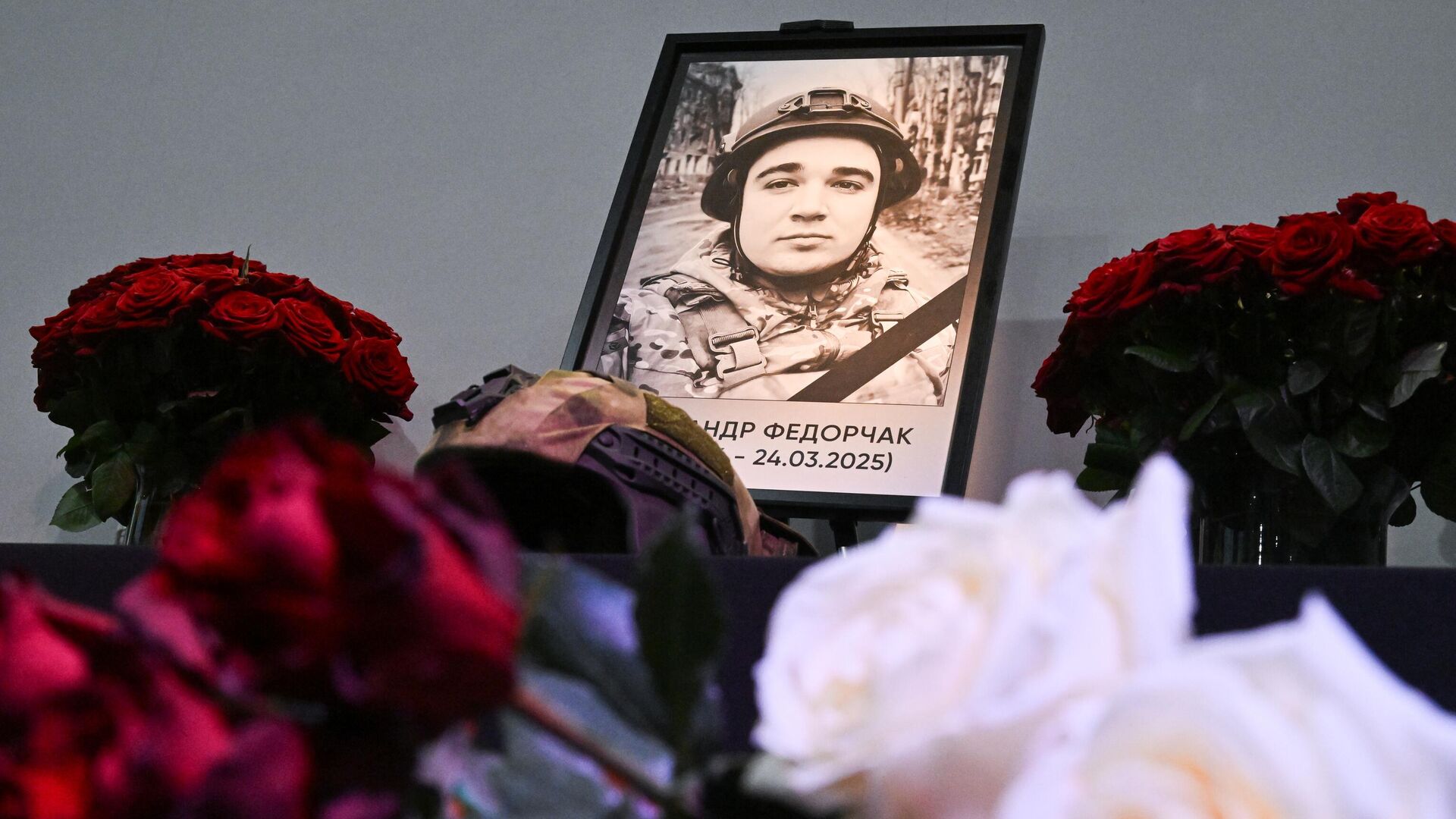 Цветы в память о погибшим журналисте Александре Федорчаке в МИЦ Известия в Москве - РИА Новости, 1920, 25.03.2025