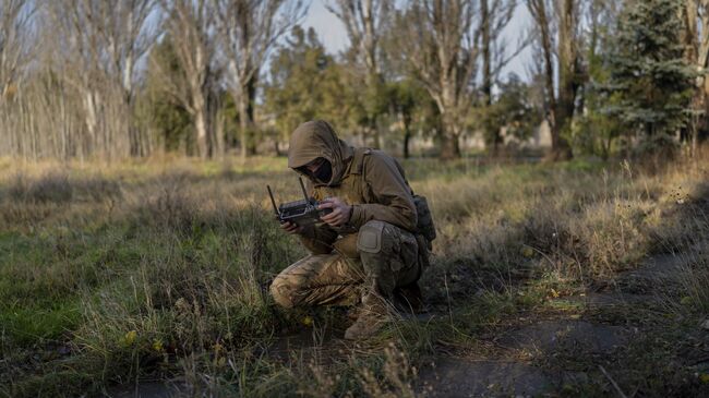 Украинский военнослужащий управляет дроном