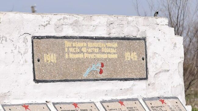Жители освобожденных харьковских сел приводят в порядок воинские мемориалы ко Дню Победы