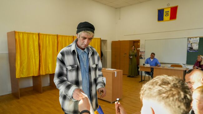 Голосование на избирательном участке во время президентских выборов в Румынии