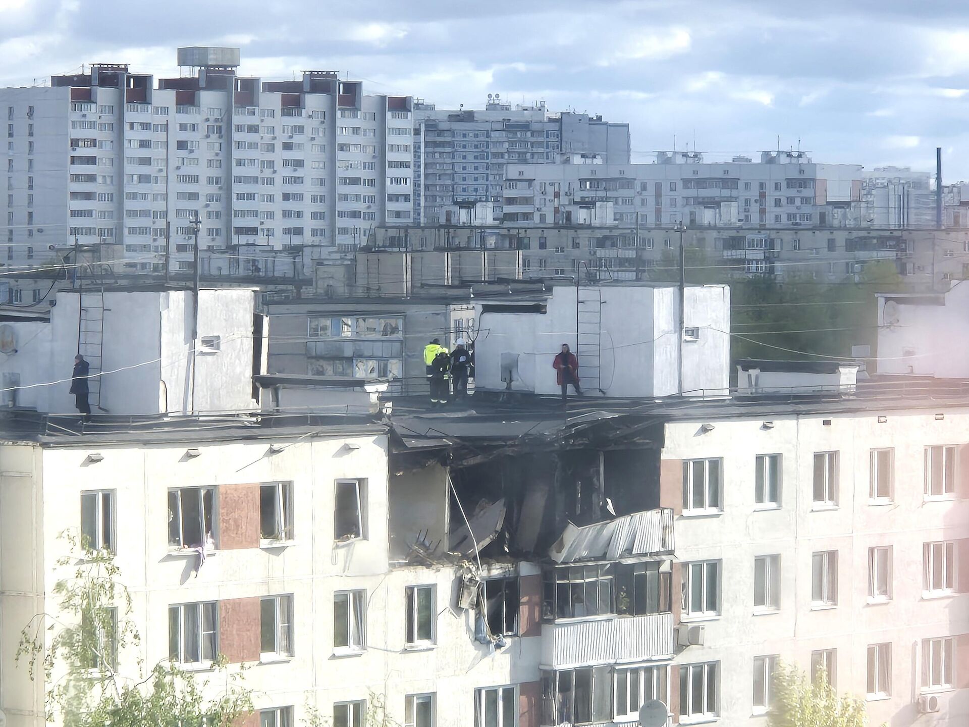 Ликвидация последствий пожара в многоэтажном доме на улице Генерала Тюленева в Москве Ликвидация последствий пожара в многоэтажном доме на улице Генерала Тюленева в Москве - РИА Новости, 1920, 05.05.2025