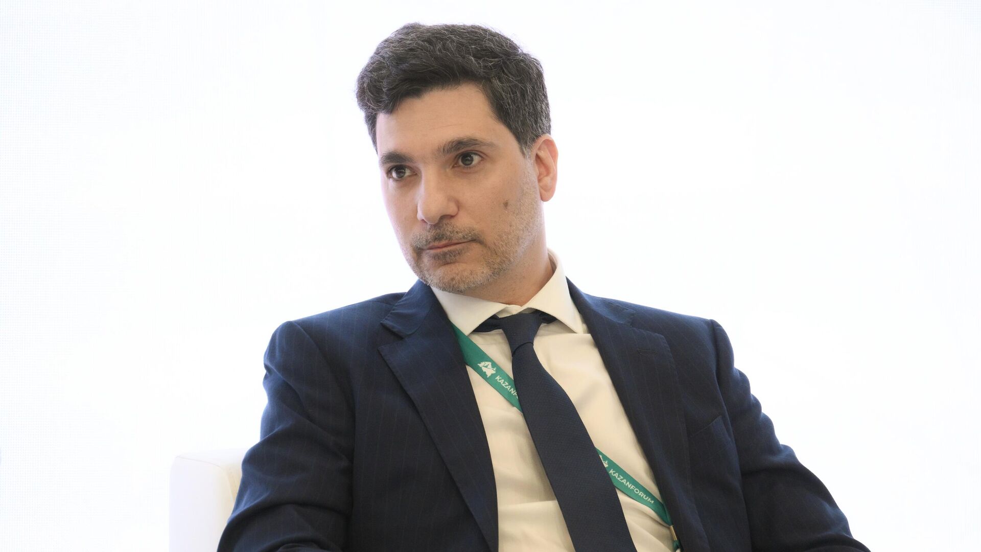 Руководитель направления по работе со странами Ближнего Востока и Африки АО РЭЦ Исрафил Али-Заде во время сессии Особенности выхода российских предприятий на рынок стран Арабского залива на XVI Международном экономическом форуме Россия – Исламский мир: КаzanForum - РИА Новости, 1920, 15.05.2025
