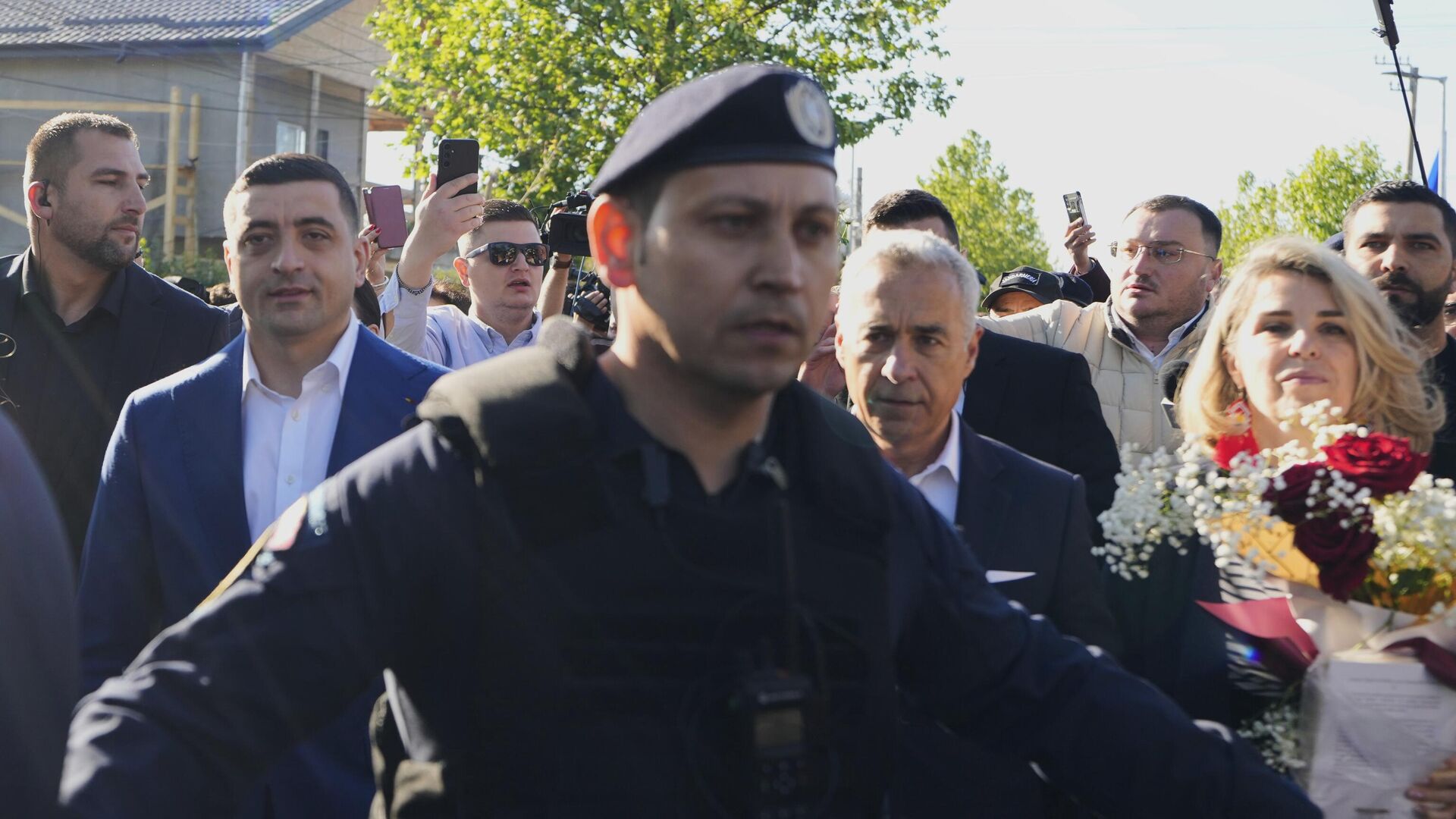 Кандидат в президенты Джордже Симион покидает избирательный участок после голосования во втором туре повторных президентских выборов в Могошоае - РИА Новости, 1920, 18.05.2025