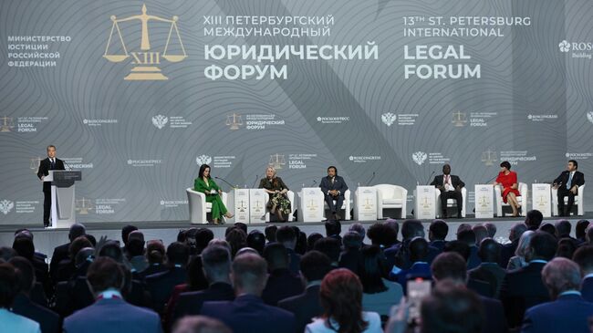 Заместитель председателя Совета Безопасности РФ Дмитрий Медведев выступает на пленарном заседании Право: уроки прошлого для мира будущего XIII Петербургского международного юридического форума. 20 мая 2025