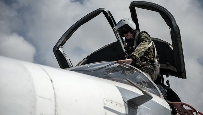 Российский фронтовой бомбардировщик Су-24 готовится к вылету с авиабазы Хмеймим в сирийской провинции Латакия. Архивное фото