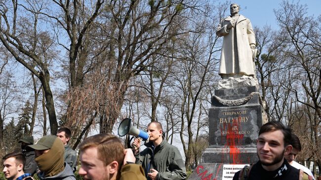 Памятник генералу Николаю Ватутину в Киеве, облитый красной краской представителями националистической организации С14. 13 апреля 2018 Памятник генералу Николаю Ватутину в Киеве, облитый красной краской представителями националистической организации С14. 13 апреля 2018