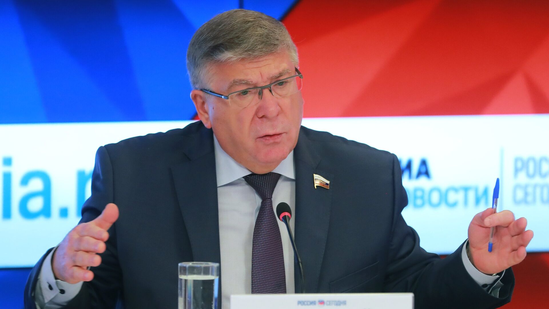 Председатель Комитета Совета Федерации по социальной политике Валерий Рязанский на пресс-конференции в ММПЦ МИА Россия сегодня. 22 мая 2018 - РИА Новости, 1920, 17.12.2020