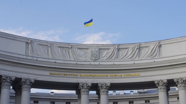 Государственный флаг на здании Министерства иностранных дел Украины в Киеве