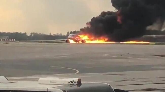 Самолет авиакомпании Аэрофлот Sukhoi  Superjet 100, вернувшийся во время рейса Москва - Мурманск в аэропорт Шереметьево из-за возгорания на борту