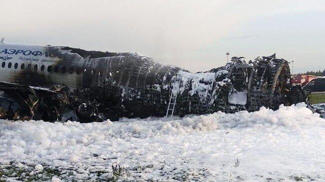 Последствия возгорания самолета Sukhoi Superjet в аэропорту Шереметьево