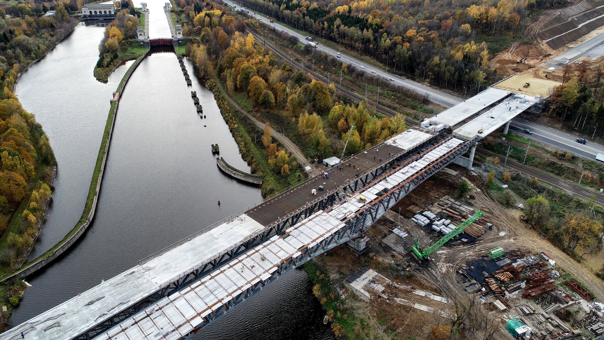 Строительство моста через канал имени Москвы на третьем пусковом комплексе ЦКАД в Московской области - РИА Новости, 1920, 04.12.2019