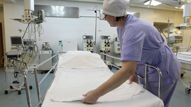 Медсестра в реанимационном отделении городской клинической больницы. Архив
